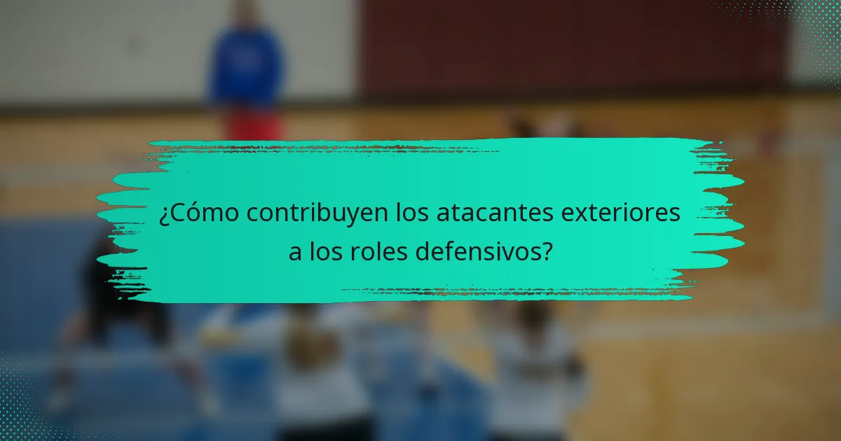 ¿Cómo contribuyen los atacantes exteriores a los roles defensivos?